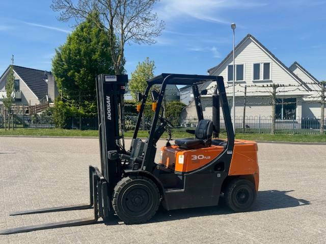 Doosan D30 Plus - Xe nâng diesel: hình 1 Doosan D30 Plus - Xe nâng diesel: hình 1