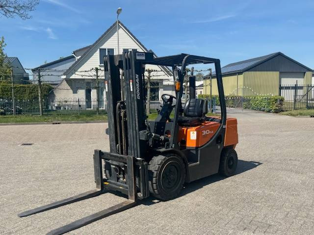 Doosan D30 Plus - Xe nâng diesel: hình 4 Doosan D30 Plus - Xe nâng diesel: hình 4