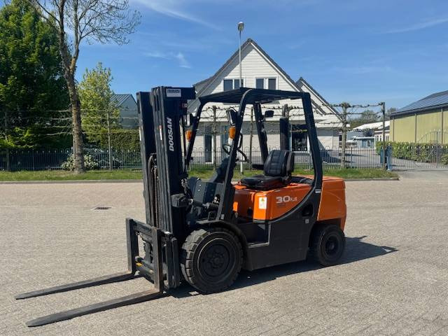 Doosan D30 Plus - Xe nâng diesel: hình 3 Doosan D30 Plus - Xe nâng diesel: hình 3