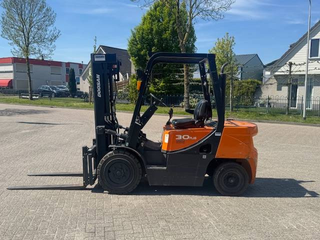 Doosan D30 Plus - Xe nâng diesel: hình 2 Doosan D30 Plus - Xe nâng diesel: hình 2