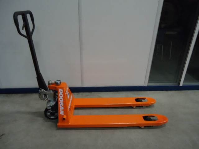 Doosan Pallettruck - Xe tải nâng pallet: hình 1 Doosan Pallettruck - Xe tải nâng pallet: hình 1