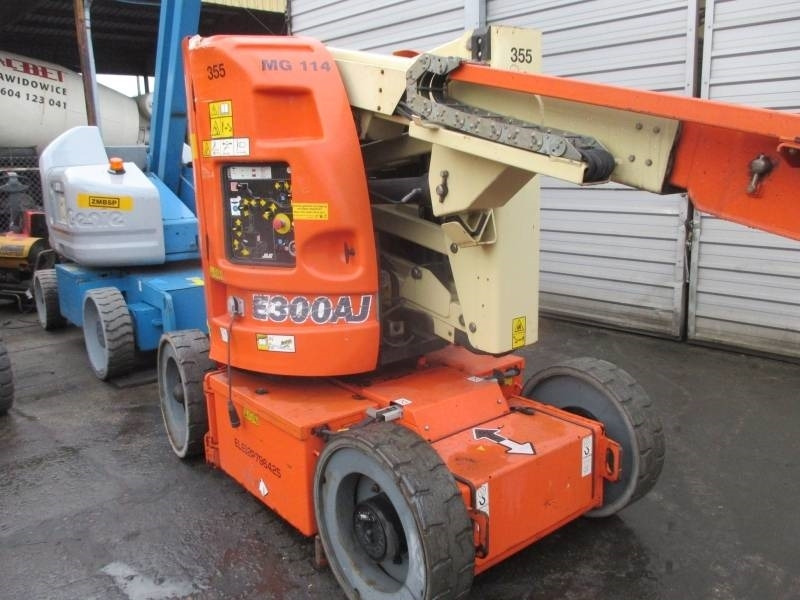 Xe nâng người nhiều khớp nối JLG E 300 AJ: hình 11