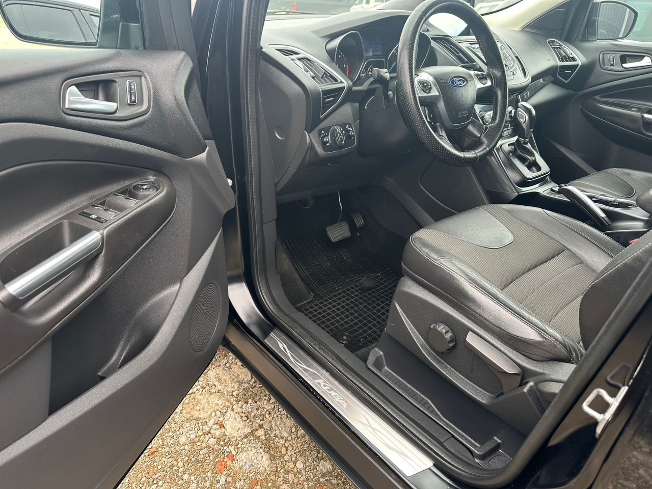 FORD KUGA TITANIUM - SUV: hình 3 FORD KUGA TITANIUM - SUV: hình 3
