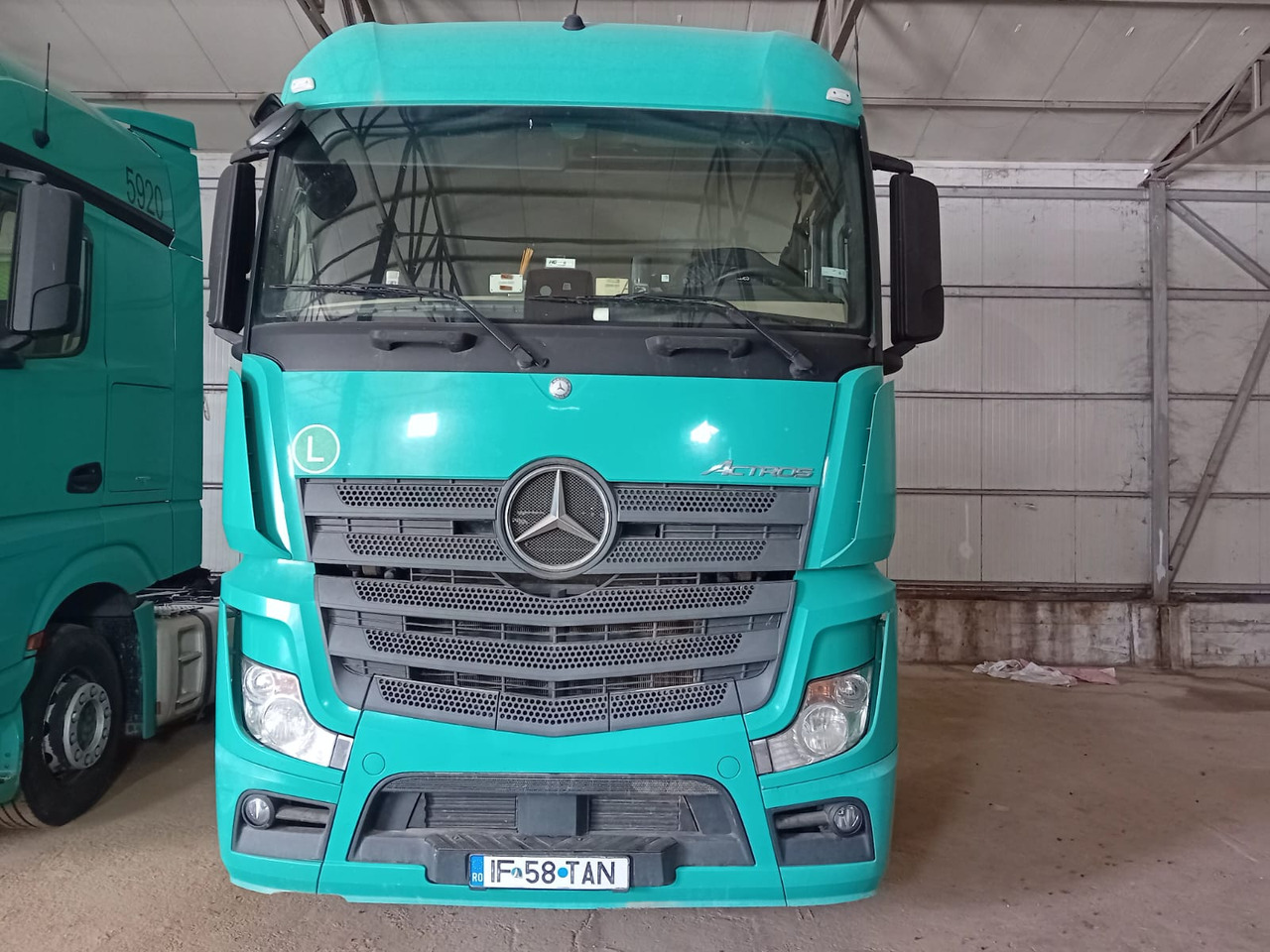 Mercedes-Benz Actros 18.45 - Xe đầu kéo: hình 3 Mercedes-Benz Actros 18.45 - Xe đầu kéo: hình 3