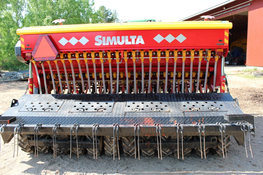 Junkkari Simulta 3000T - Siisti! Heinänsiemenlaite ja kiekkovantaat takana - Máy gieo hạt liên hợp: hình 1 Junkkari Simulta 3000T - Siisti! Heinänsiemenlaite ja kiekkovantaat takana - Máy gieo hạt liên hợp: hình 1