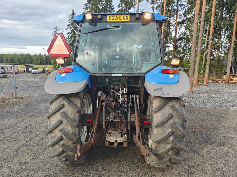 New Holland TS100, ES vaihteisto, ilmastointi, etukuormaaja Ålö Q55, katso video! - Máy cày: hình 4 New Holland TS100, ES vaihteisto, ilmastointi, etukuormaaja Ålö Q55, katso video! - Máy cày: hình 4