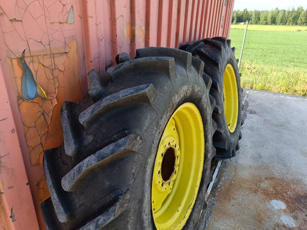 Taurus 16.9R30 renkaat vanteilla Hyväkuntoiset puimurin renkaat - Máy gặt đập: hình 3 Taurus 16.9R30 renkaat vanteilla Hyväkuntoiset puimurin renkaat - Máy gặt đập: hình 3