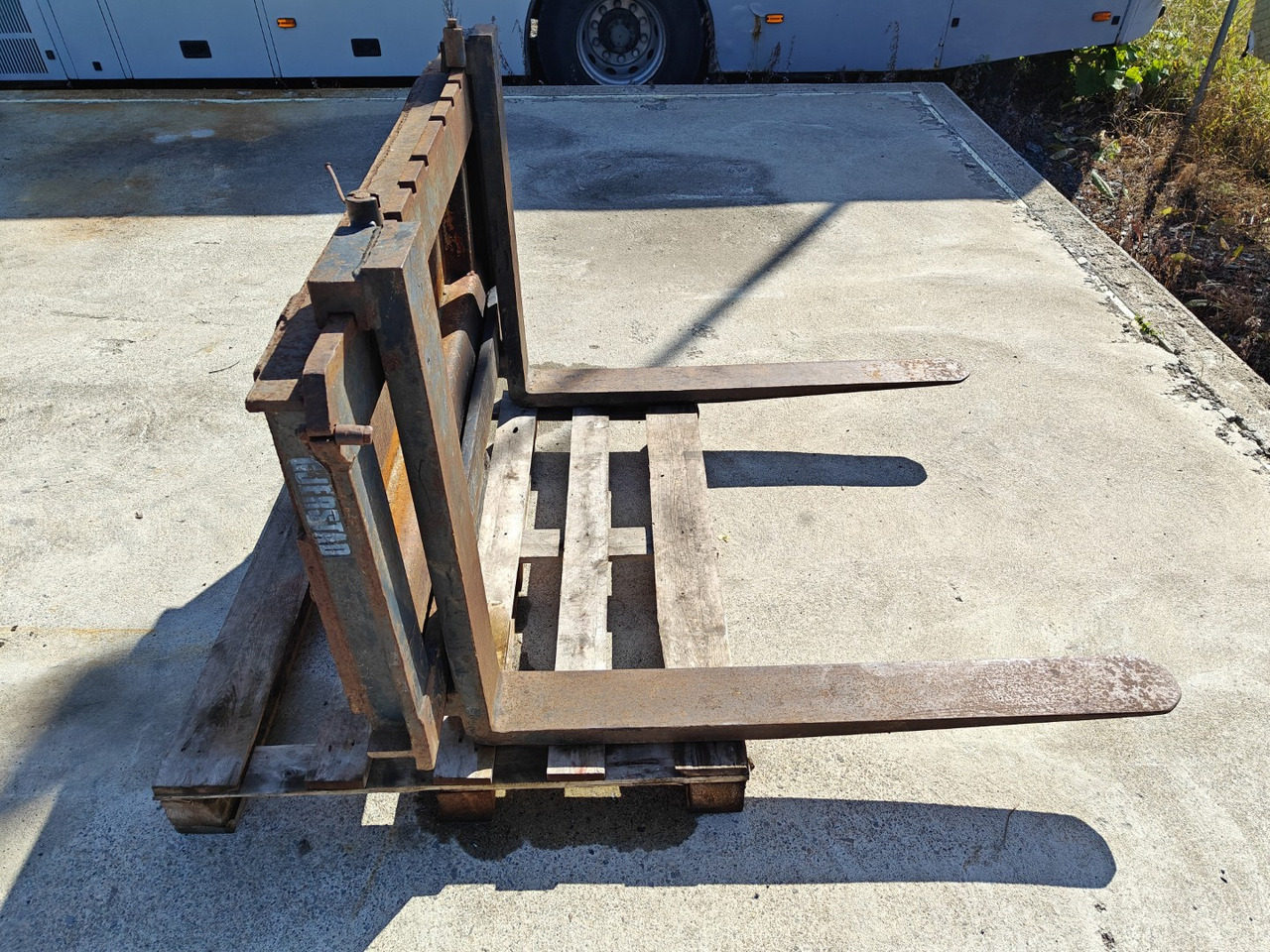 Trukkipiikit Vila-kiinnike - Chĩa: hình 2 Trukkipiikit Vila-kiinnike - Chĩa: hình 2