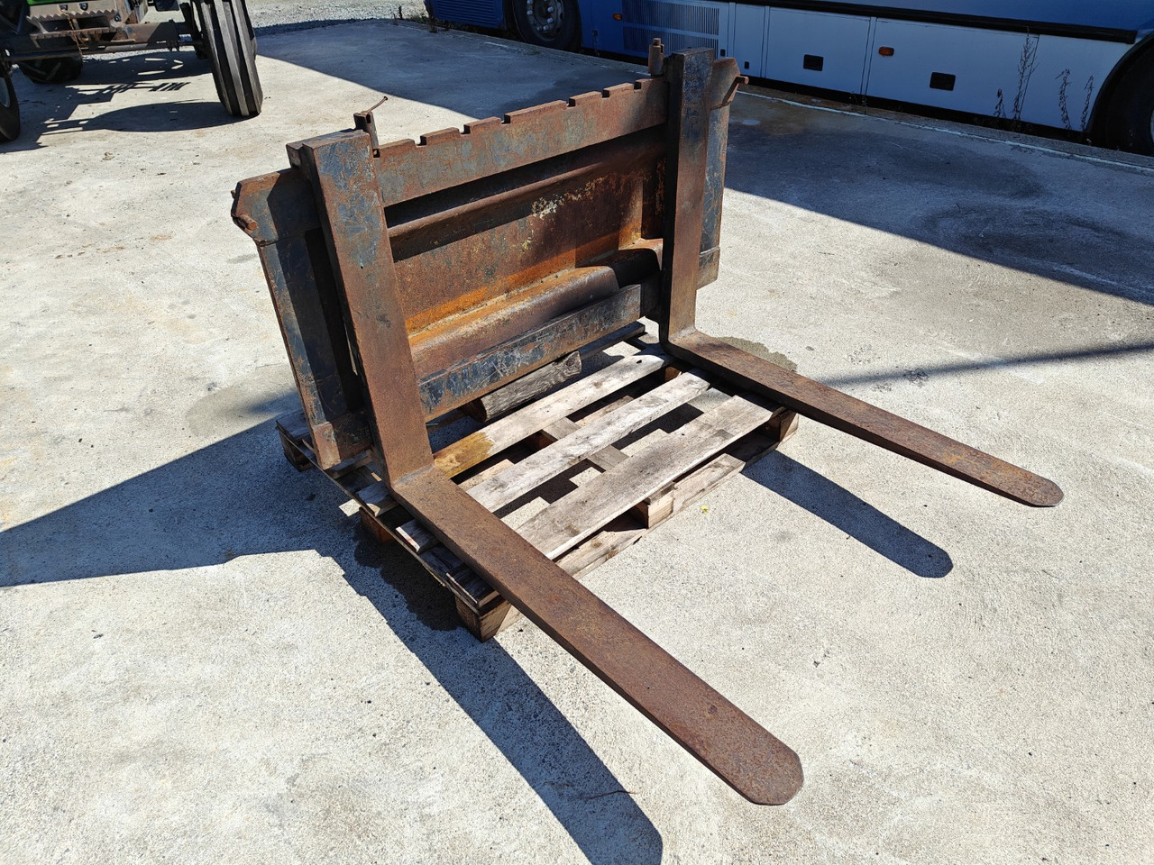 Trukkipiikit Vila-kiinnike - Chĩa: hình 1 Trukkipiikit Vila-kiinnike - Chĩa: hình 1