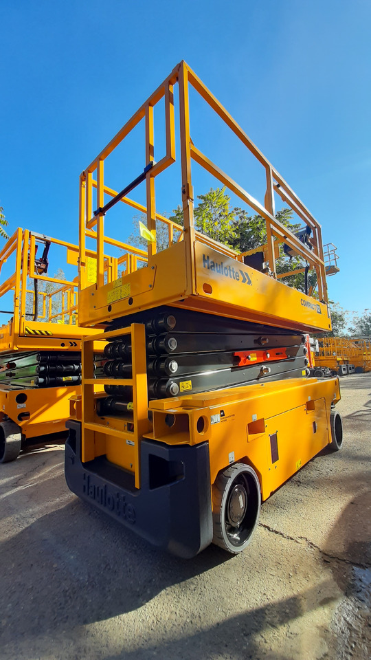 Compact 12 - Máy nâng người hình kéo: hình 1 Compact 12 - Máy nâng người hình kéo: hình 1