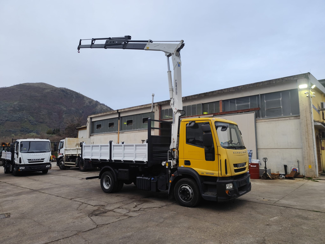 Xe cẩu tự hành IVECO EUROCARGO 120E28P: hình 39