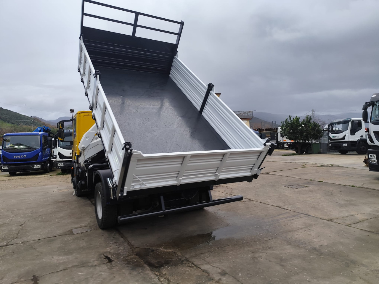 Xe cẩu tự hành IVECO EUROCARGO 120E28P: hình 6