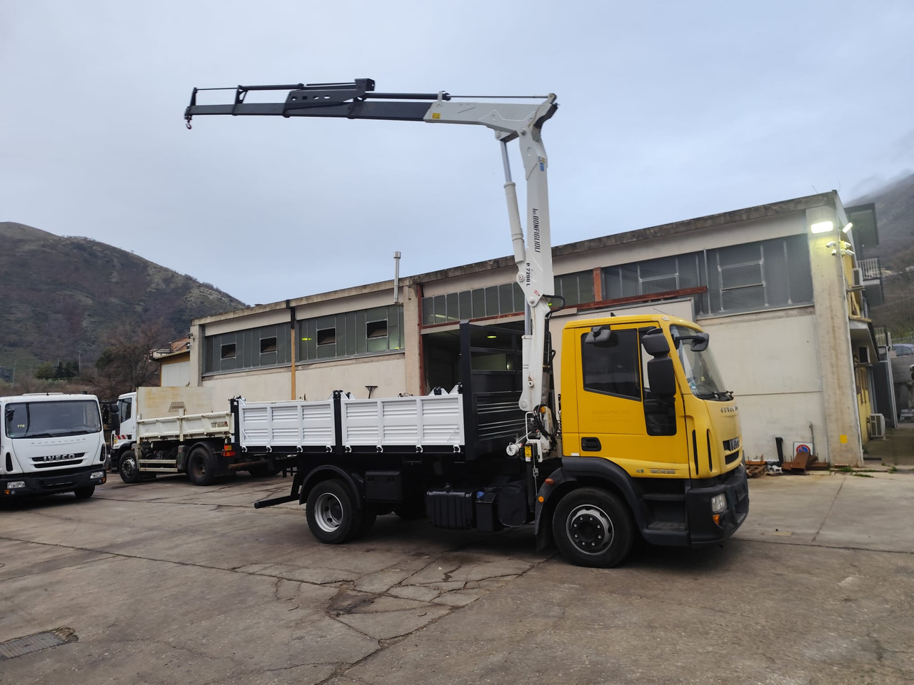 Xe cẩu tự hành IVECO EUROCARGO 120E28P: hình 30