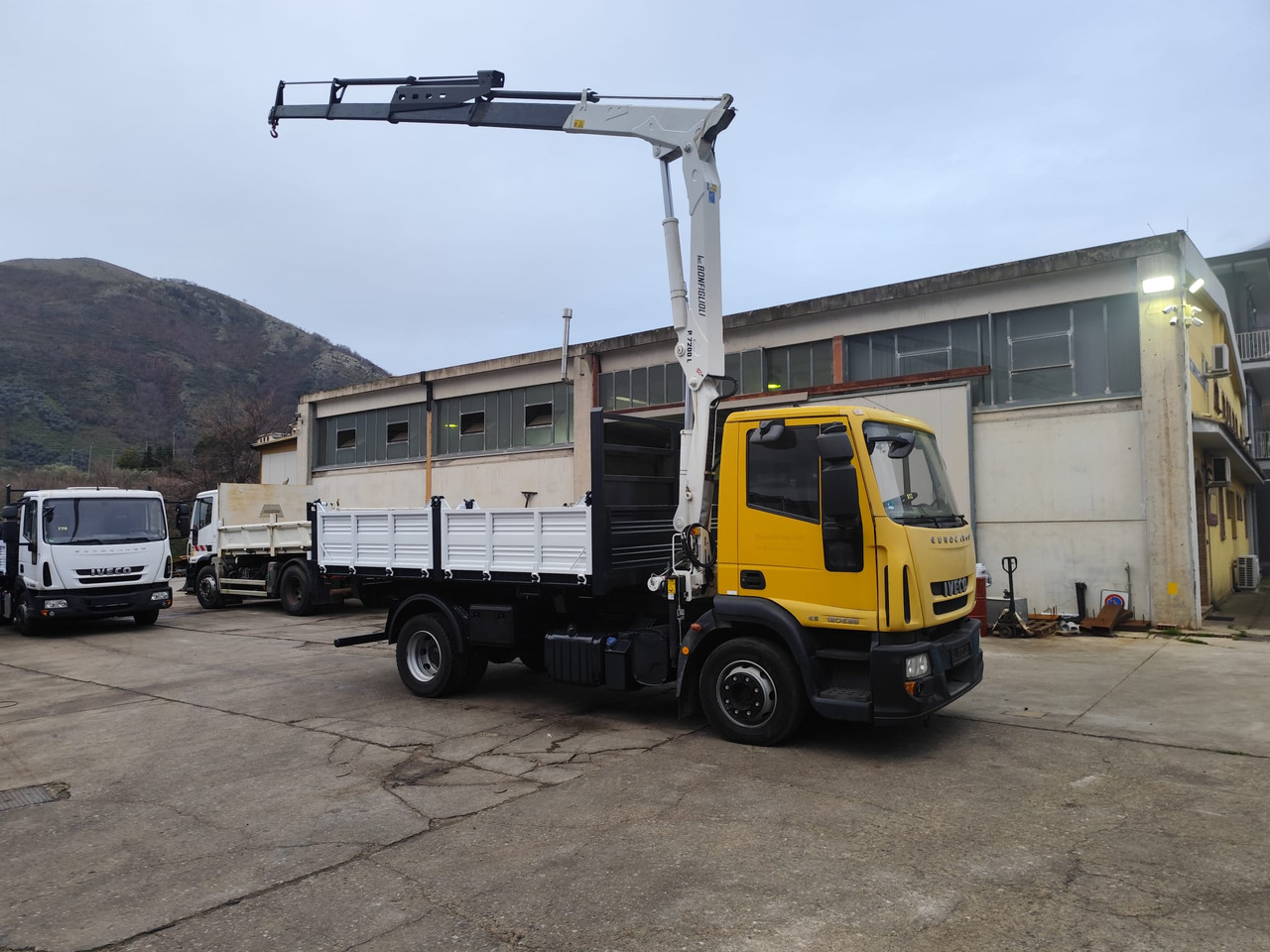 Xe cẩu tự hành IVECO EUROCARGO 120E28P: hình 42