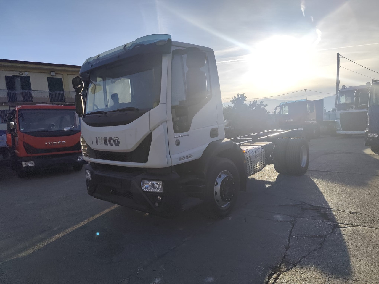 IVECO EUROCARGO 180-320 - Xe tải khung gầm: hình 1 IVECO EUROCARGO 180-320 - Xe tải khung gầm: hình 1