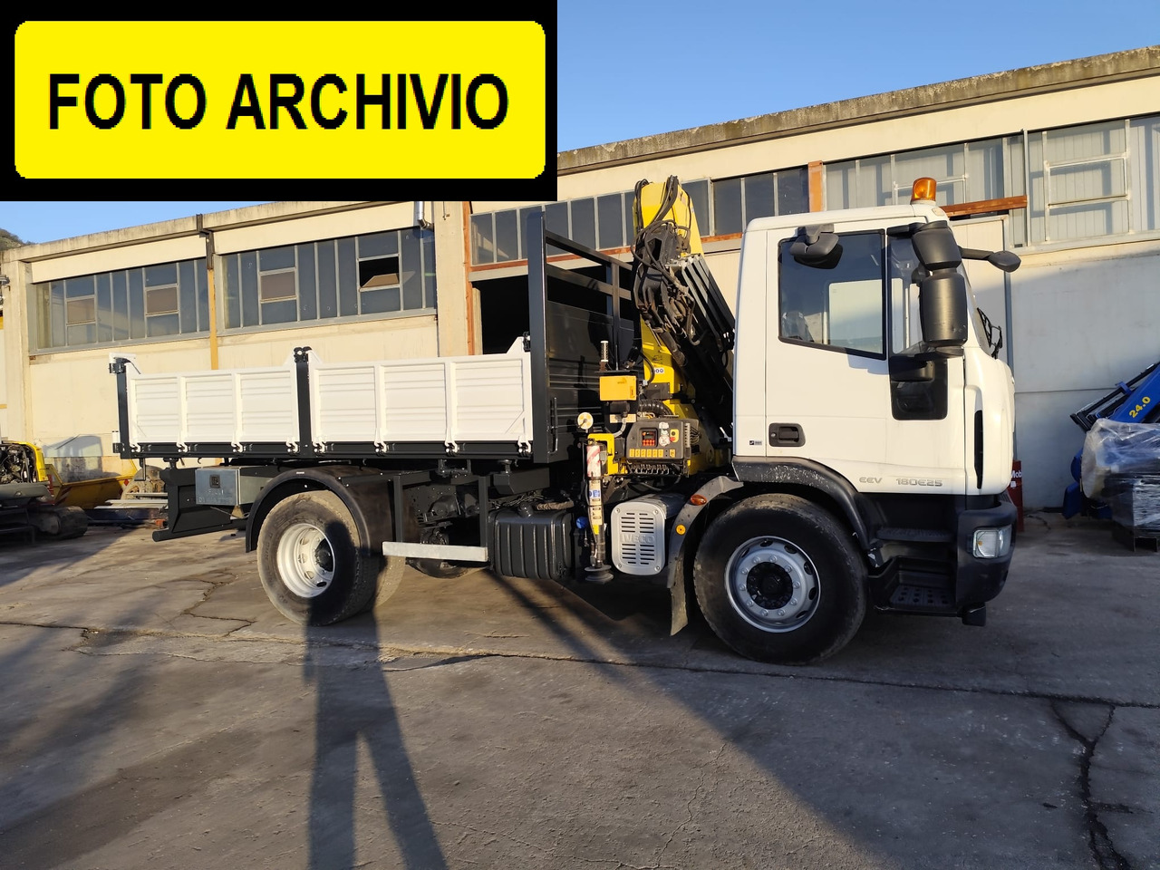 IVECO EUROCARGO 180E30 - Xe ben, Xe cẩu tự hành: hình 3 IVECO EUROCARGO 180E30 - Xe ben, Xe cẩu tự hành: hình 3