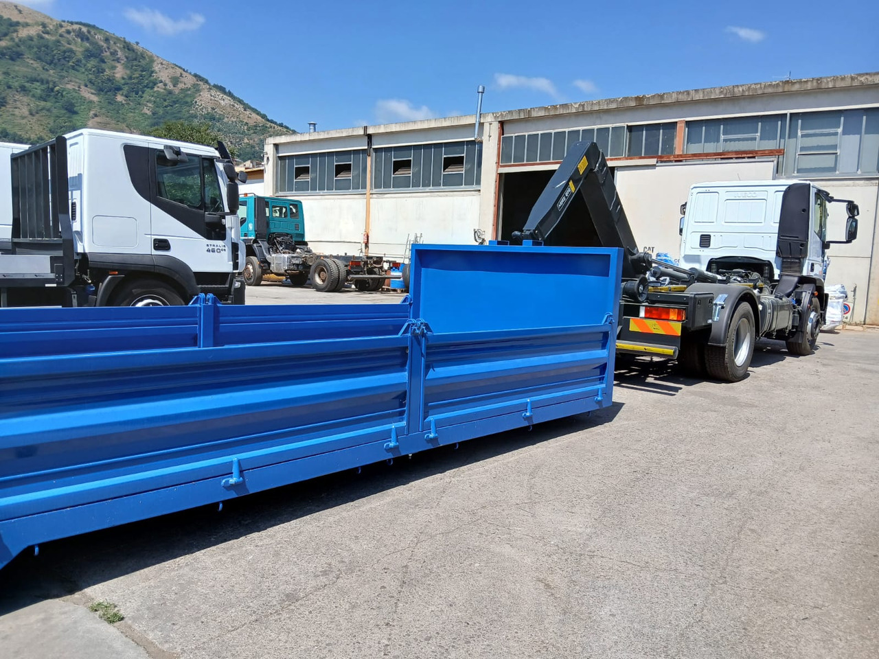 IVECO EUROCARGO 190EL25 - Xe tải nâng móc: hình 2 IVECO EUROCARGO 190EL25 - Xe tải nâng móc: hình 2