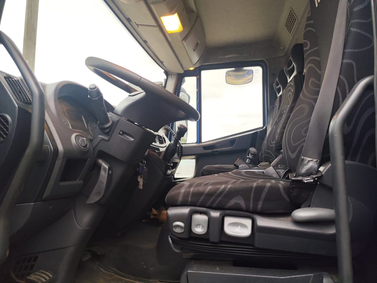 IVECO EUROCARGO 190EL28 - Xe tải khung gầm: hình 5 IVECO EUROCARGO 190EL28 - Xe tải khung gầm: hình 5