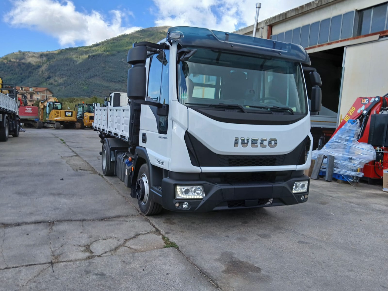 IVECO EUROCARGO 75-210 - Xe ben: hình 3 IVECO EUROCARGO 75-210 - Xe ben: hình 3