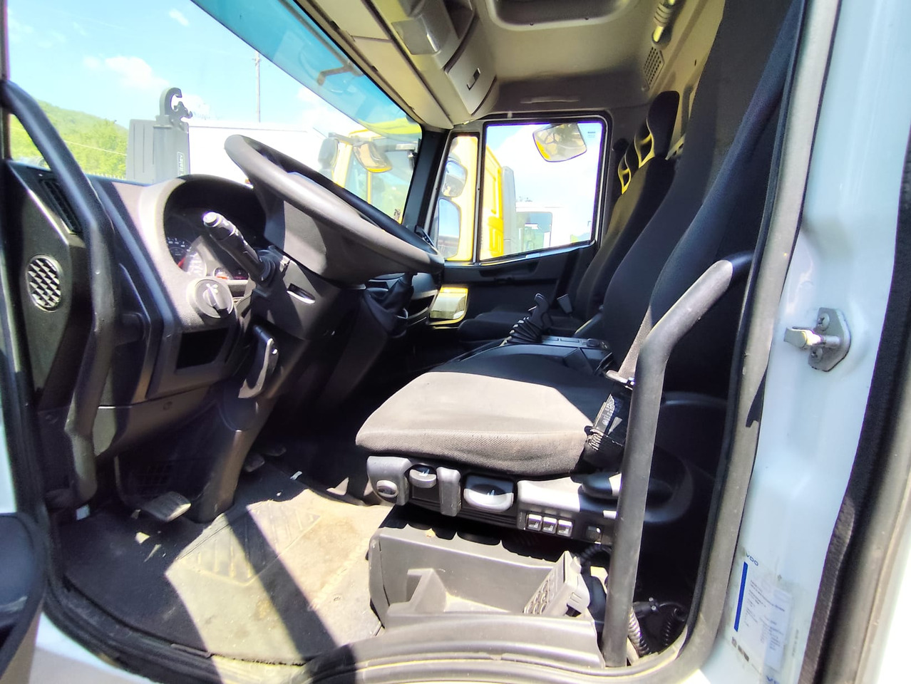 IVECO EUROCARGO 80-210 - Xe tải khung gầm: hình 2 IVECO EUROCARGO 80-210 - Xe tải khung gầm: hình 2
