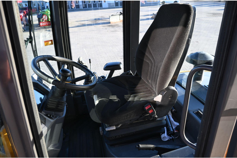 Máy xúc lật bánh lốp Volvo L30G: hình 10 Máy xúc lật bánh lốp Volvo L30G: hình 10