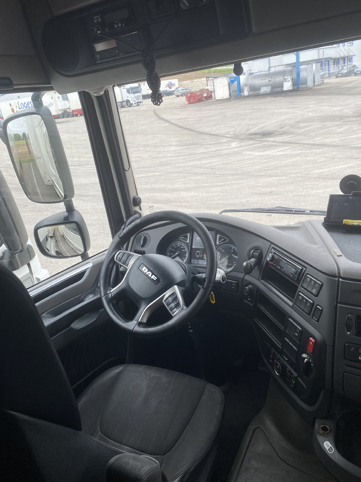 Interior photo 1: Xe đầu kéo DAF H4EN3