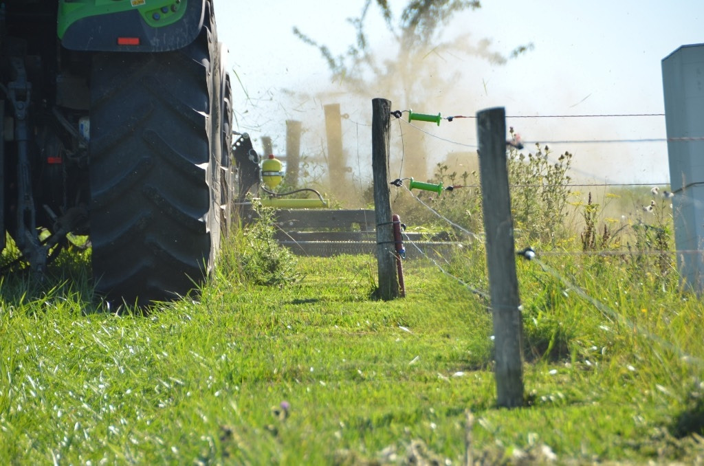 Zaunmäher TriCut A1250 Leitplankenmäher Pfahlmäher - Máy cắt cỏ: hình 1 Zaunmäher TriCut A1250 Leitplankenmäher Pfahlmäher - Máy cắt cỏ: hình 1
