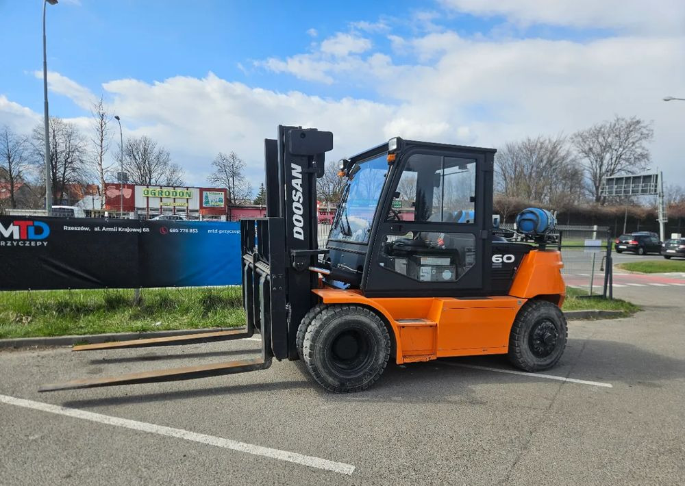 Doosan G60S-7 - Xe nâng gas: hình 1 Doosan G60S-7 - Xe nâng gas: hình 1