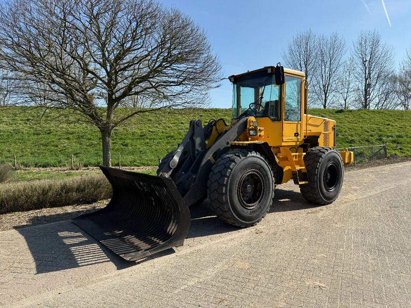 Volvo L70D - Máy xúc lật bánh lốp: hình 1 Volvo L70D - Máy xúc lật bánh lốp: hình 1