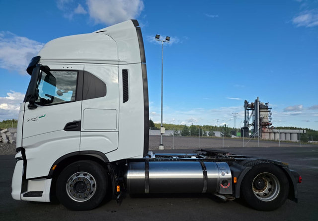 IvecoS-Way 460 4x2 LNG / LBG - Xe đầu kéo: hình 2 IvecoS-Way 460 4x2 LNG / LBG - Xe đầu kéo: hình 2