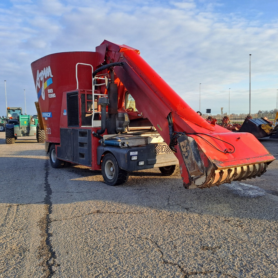 CARRO MISCELATORE SEMOVENTE AGM MIRAGE 200 - Xe trộn thức ăn gia súc: hình 2 CARRO MISCELATORE SEMOVENTE AGM MIRAGE 200 - Xe trộn thức ăn gia súc: hình 2