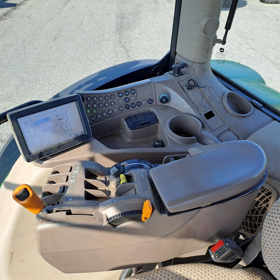 Máy cày JOHN DEERE 6210R: hình 11 Máy cày JOHN DEERE 6210R: hình 11