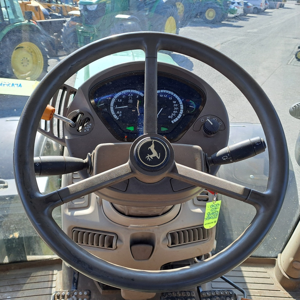 Máy cày JOHN DEERE 6210R: hình 12 Máy cày JOHN DEERE 6210R: hình 12