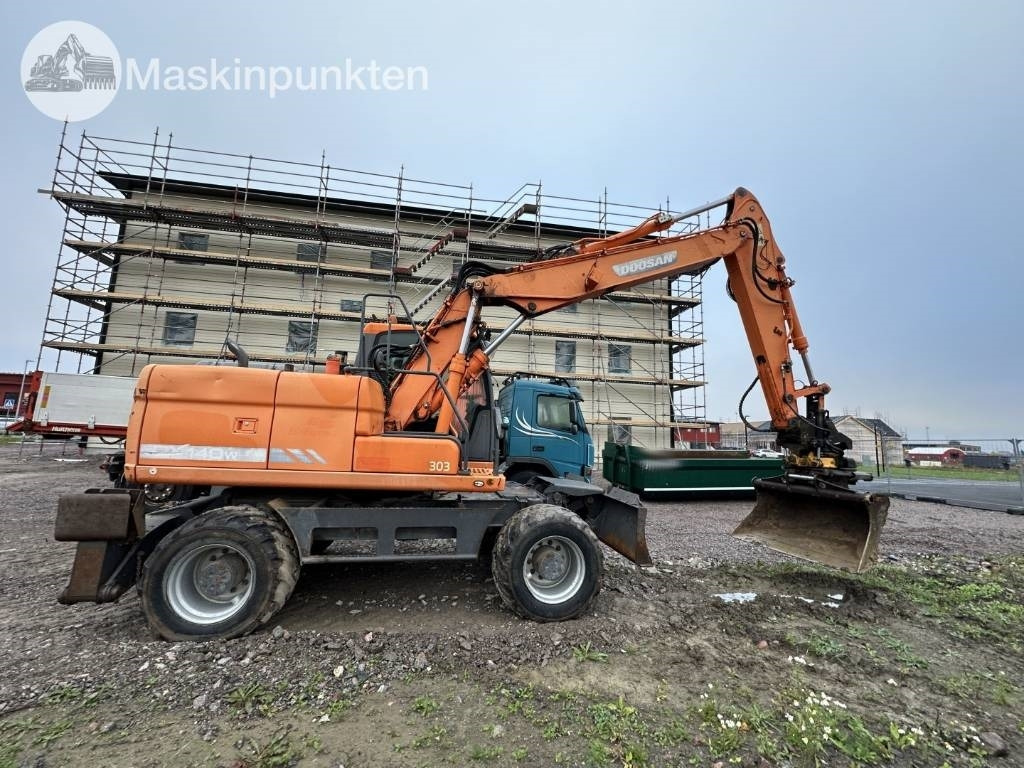 Doosan DX 140 W med vagn och redskap  - Máy xúc bánh lốp: hình 3 Doosan DX 140 W med vagn och redskap  - Máy xúc bánh lốp: hình 3