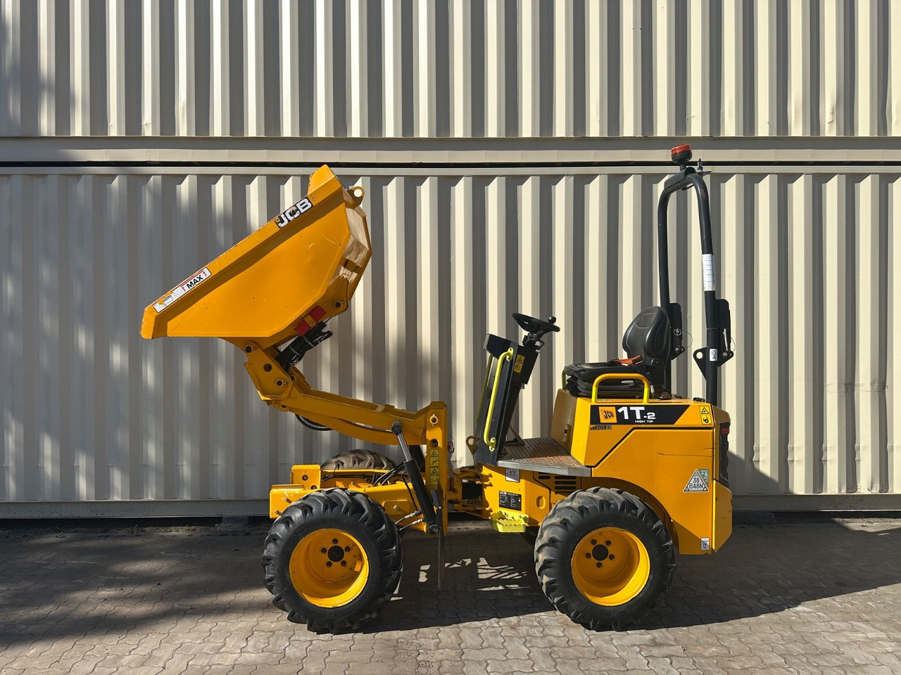 JCB 1T-2 High Tip Dumper, 440 Bh, 1.000 KG - Xe ben đổ mini: hình 1 JCB 1T-2 High Tip Dumper, 440 Bh, 1.000 KG - Xe ben đổ mini: hình 1