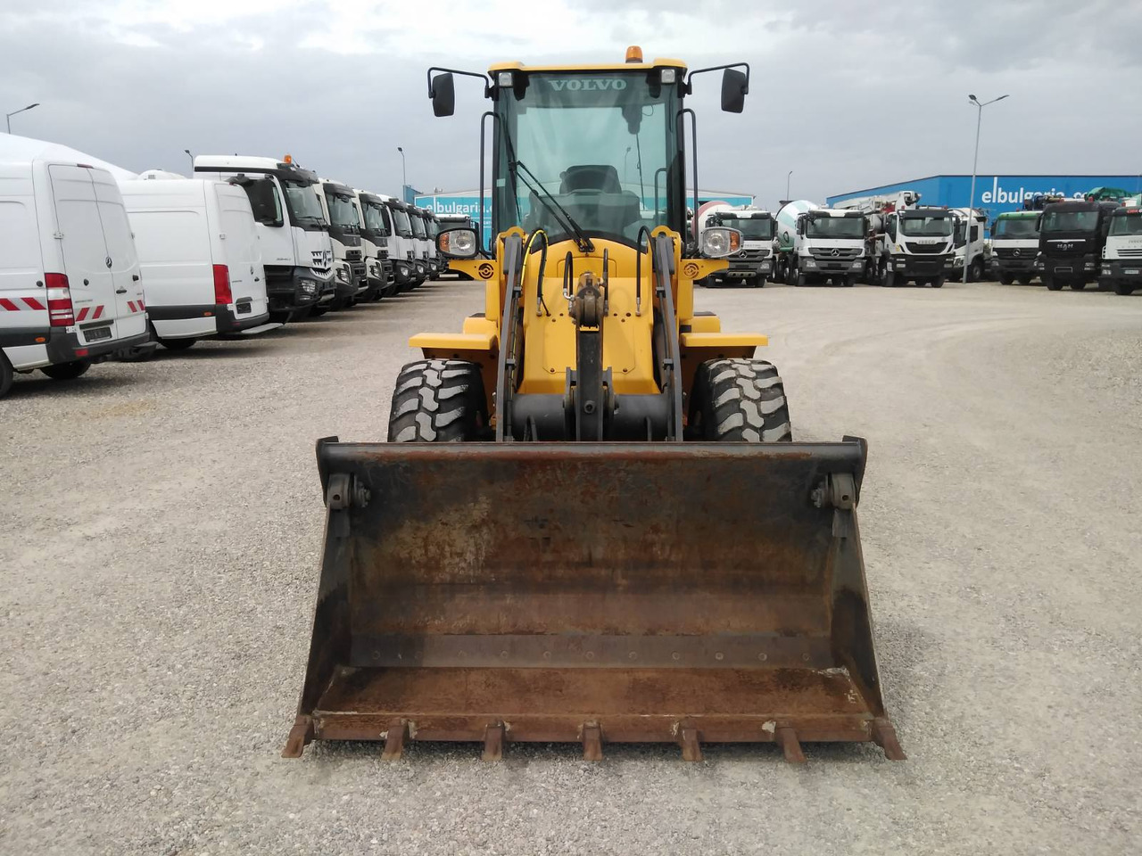 VOLVO L30G - Máy xúc lật bánh lốp: hình 2 VOLVO L30G - Máy xúc lật bánh lốp: hình 2