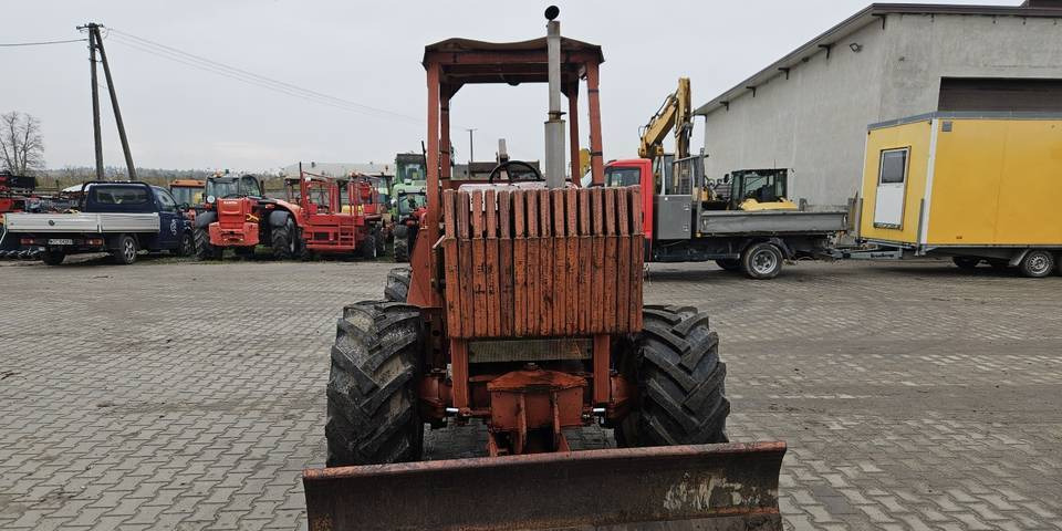 Koparka łańcuchowa Ditch Witch 7610 - Máy xúc bánh lốp: hình 3 Koparka łańcuchowa Ditch Witch 7610 - Máy xúc bánh lốp: hình 3