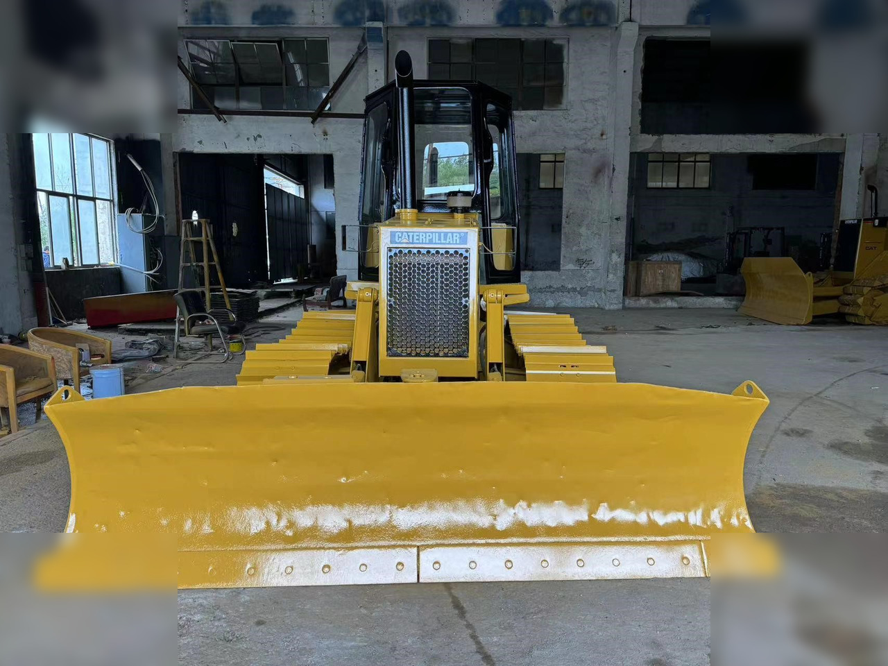 CATERPILLAR D4C - Máy ủi: hình 2 CATERPILLAR D4C - Máy ủi: hình 2