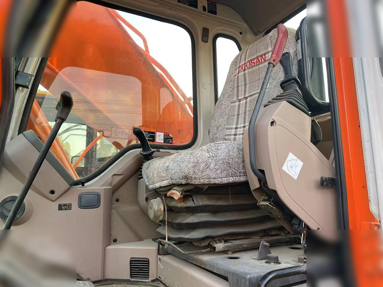 DOOSAN DH220 LC-7 - Máy xúc bánh xích: hình 4 DOOSAN DH220 LC-7 - Máy xúc bánh xích: hình 4