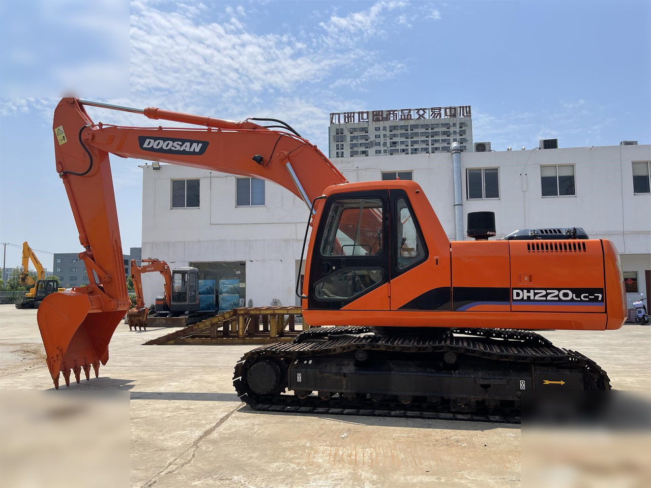 DOOSAN DH220 LC-7 - Máy xúc bánh xích: hình 1 DOOSAN DH220 LC-7 - Máy xúc bánh xích: hình 1