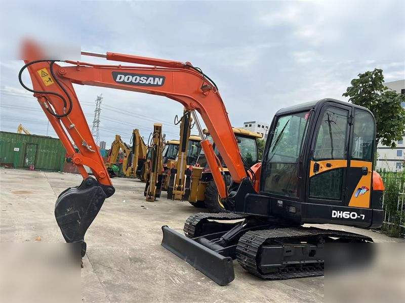 DOOSAN DH60-7 - Máy xúc bánh xích: hình 4 DOOSAN DH60-7 - Máy xúc bánh xích: hình 4