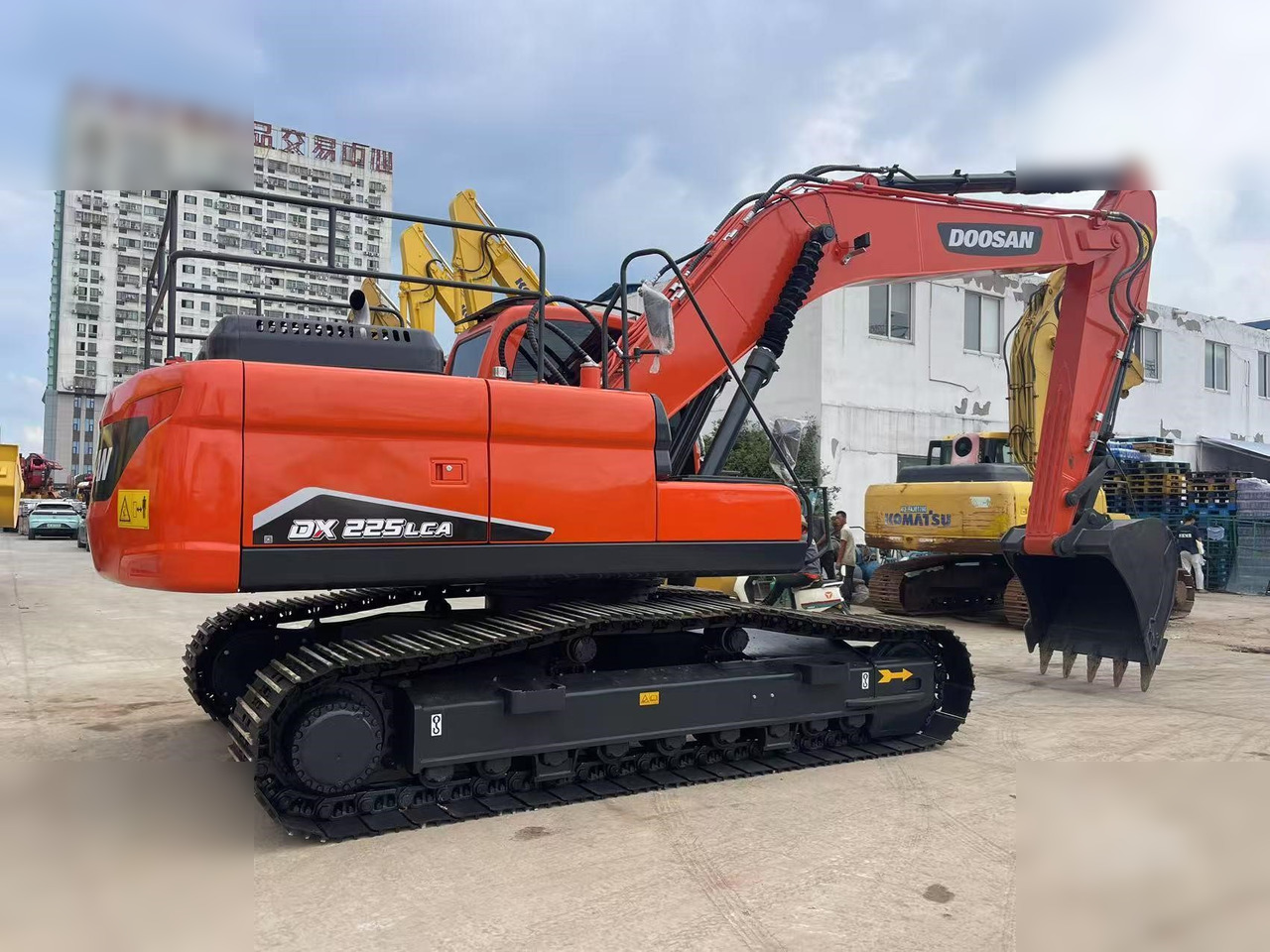 DOOSAN DX225 LC - Máy xúc bánh xích: hình 2 DOOSAN DX225 LC - Máy xúc bánh xích: hình 2