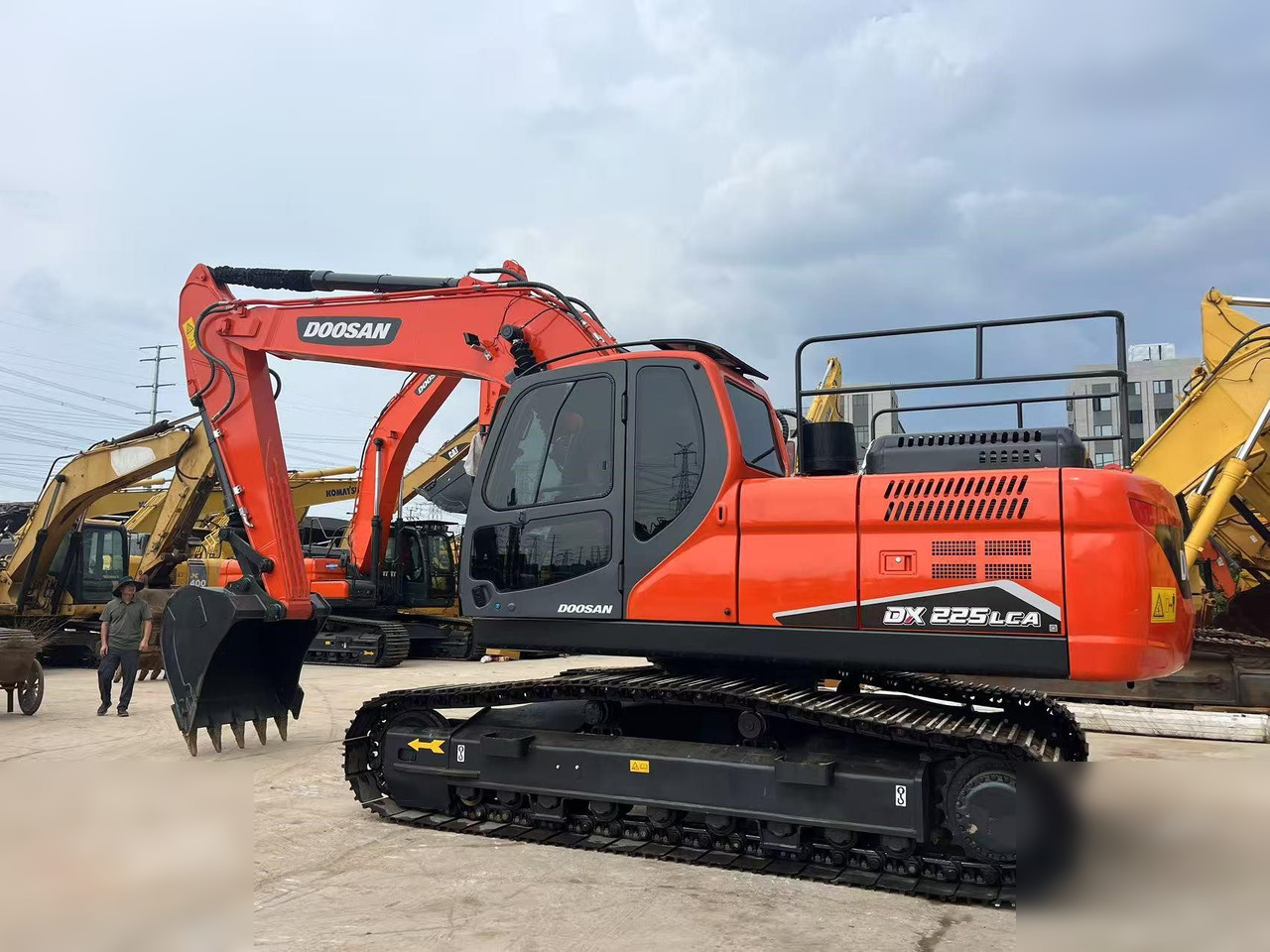 DOOSAN DX225 LC - Máy xúc bánh xích: hình 1 DOOSAN DX225 LC - Máy xúc bánh xích: hình 1