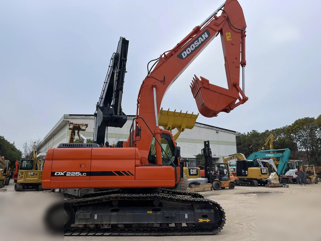 DOOSAN DX225 LC - Máy xúc bánh xích: hình 1 DOOSAN DX225 LC - Máy xúc bánh xích: hình 1