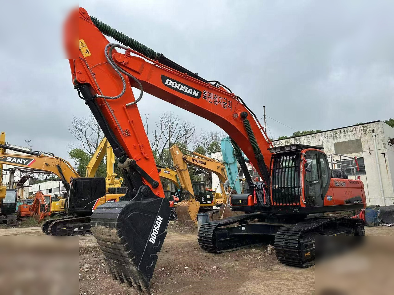 DOOSAN DX340 LC - Máy xúc bánh xích: hình 1 DOOSAN DX340 LC - Máy xúc bánh xích: hình 1