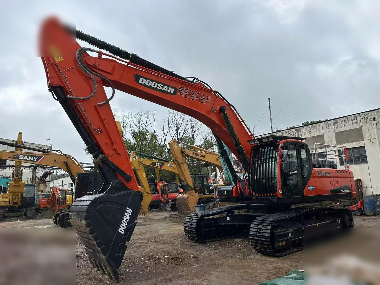 DOOSAN DX340 LCA - Máy xúc bánh xích: hình 3 DOOSAN DX340 LCA - Máy xúc bánh xích: hình 3