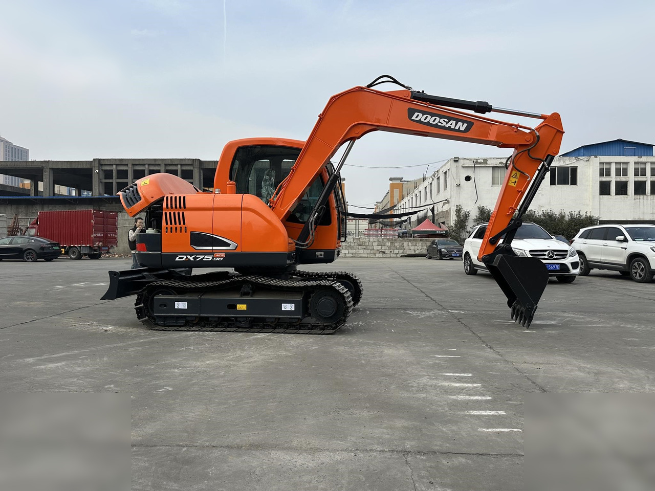 DOOSAN DX75-9CN - Máy xúc bánh xích: hình 2 DOOSAN DX75-9CN - Máy xúc bánh xích: hình 2