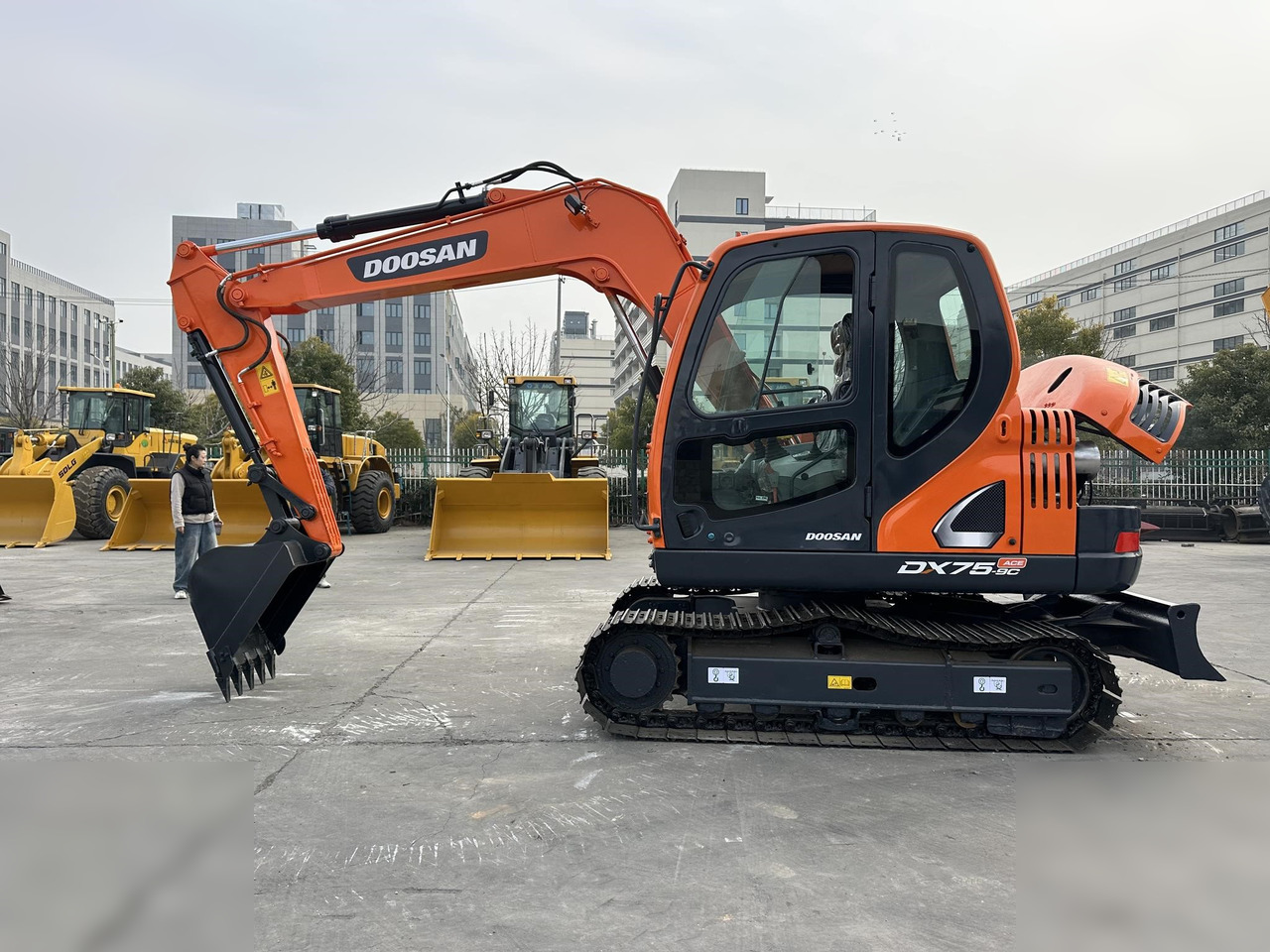 DOOSAN DX75-9CN - Máy xúc bánh xích: hình 1 DOOSAN DX75-9CN - Máy xúc bánh xích: hình 1