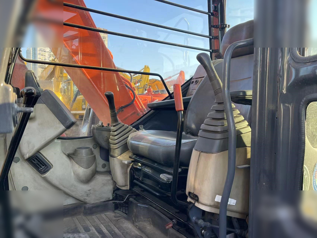 HITACHI ZX70 - Máy xúc bánh xích: hình 4 HITACHI ZX70 - Máy xúc bánh xích: hình 4