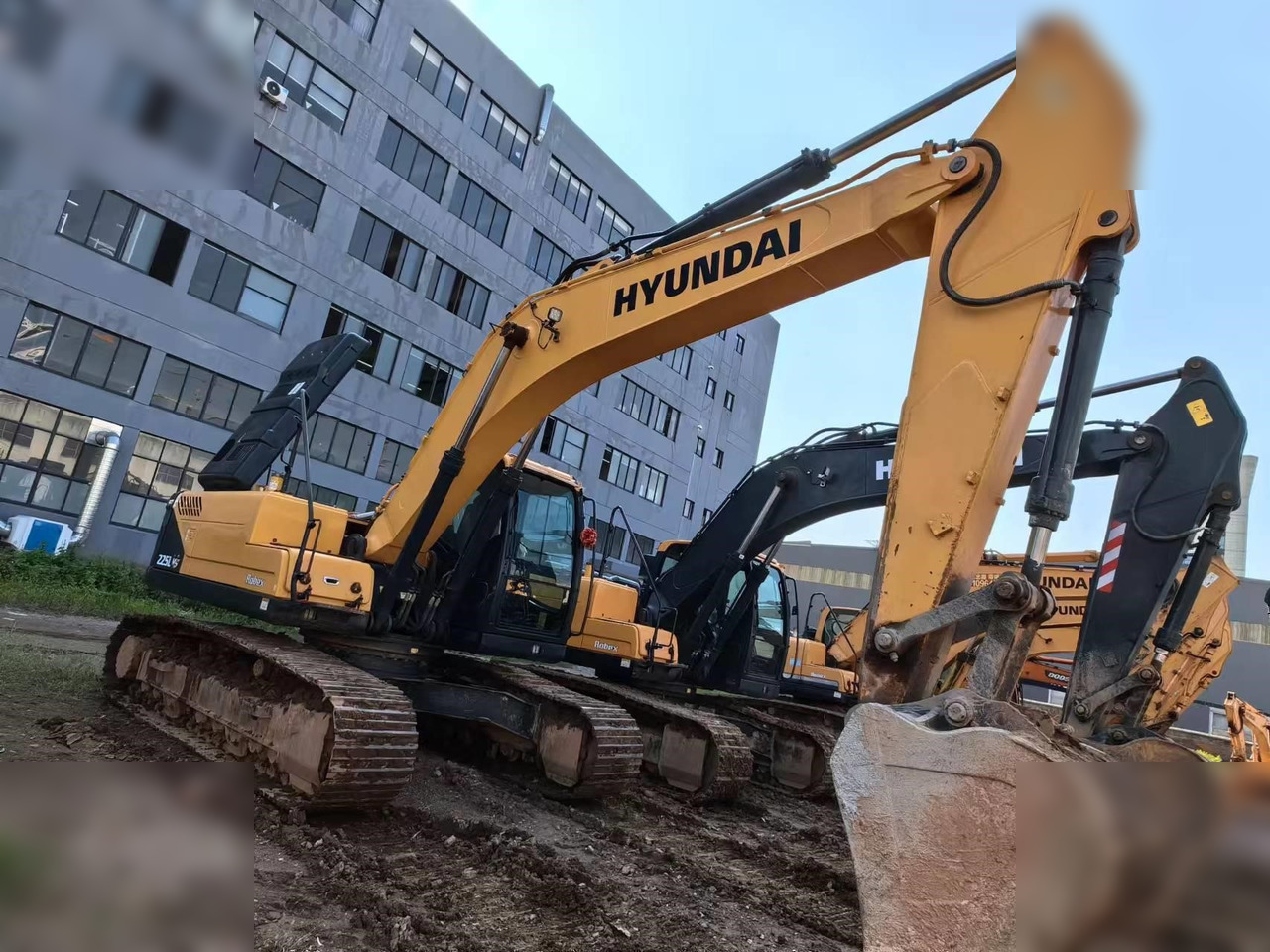 HYUNDAI 225LC-9 - Máy xúc bánh xích: hình 1 HYUNDAI 225LC-9 - Máy xúc bánh xích: hình 1